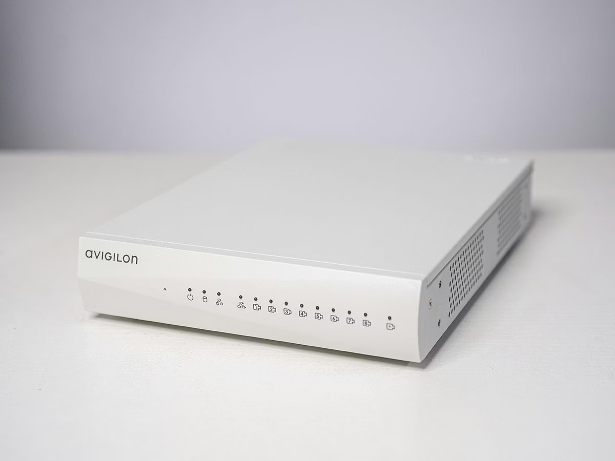 Witte netwerkrecorder met ventilatiesleuven en meerdere LED-indicatoren aan de voorkant.