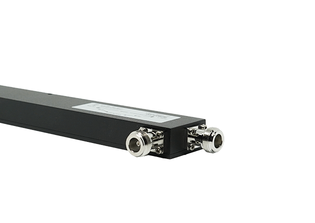 Zwarte rechthoekige splitter met twee zilveren connectors aan één uiteinde.