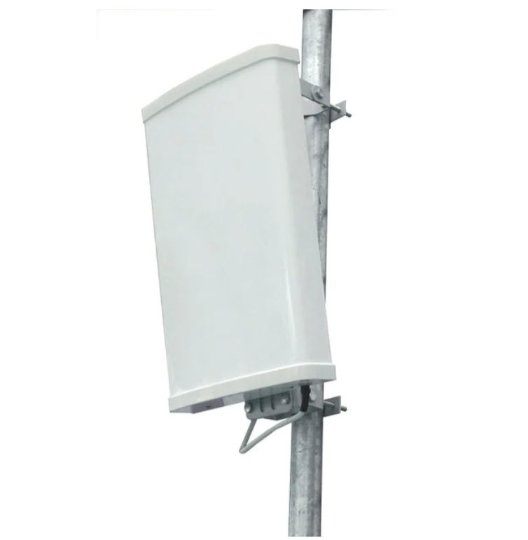 Witte antenne gemonteerd op metalen paal.