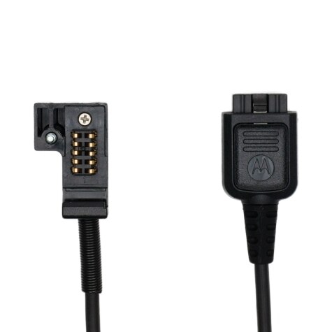 Twee zwarte kabelstekkers, één met vijf pinnen, naast een rechthoekige socket.