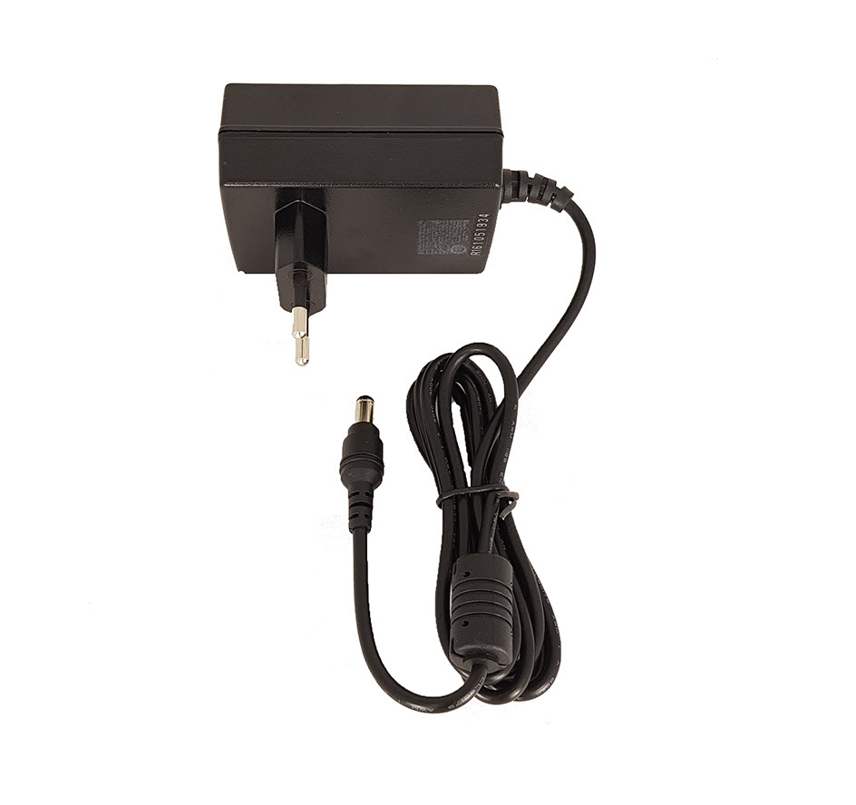 Zwarte adapter met Eurostekker en lange kabel.