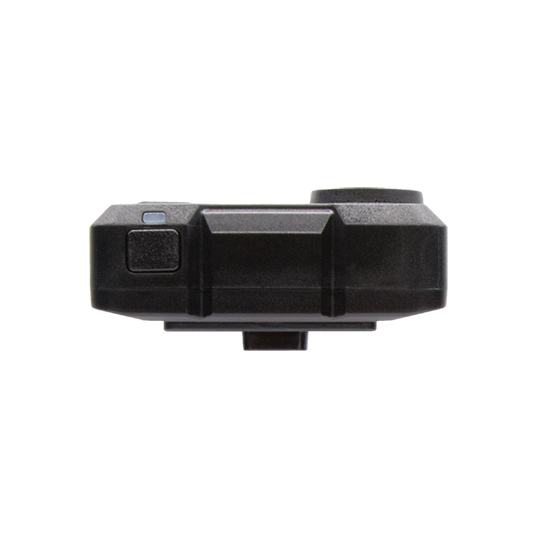 Caméra rectangulaire noire avec bouton latéral et support monté.