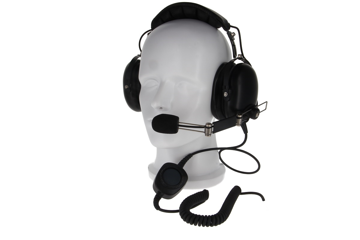 Tête de mannequin avec casque de communication, microphone, écouteurs et câble.