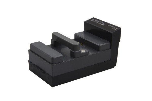 Chargeur électronique noir avec plusieurs broches.