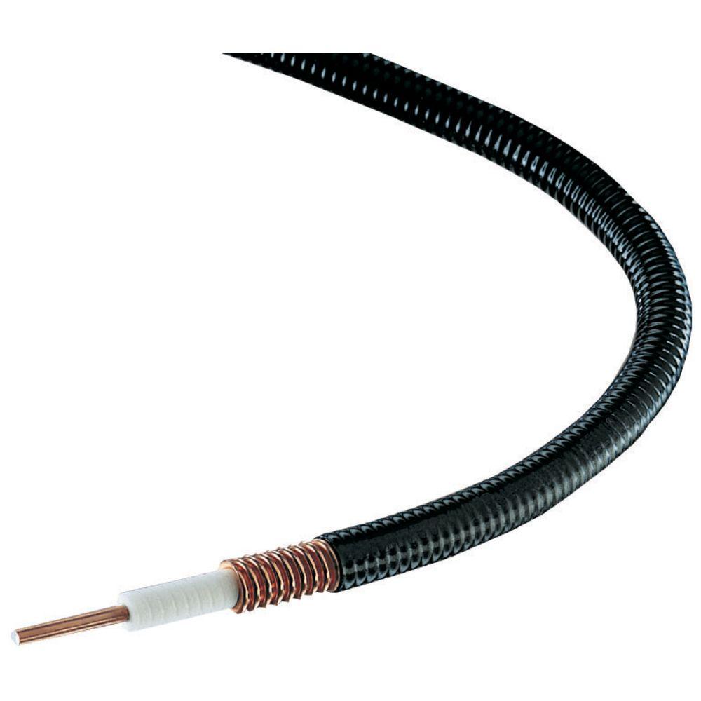 Coaxkabel met zwarte buitenmantel en blootliggende koperen kern.