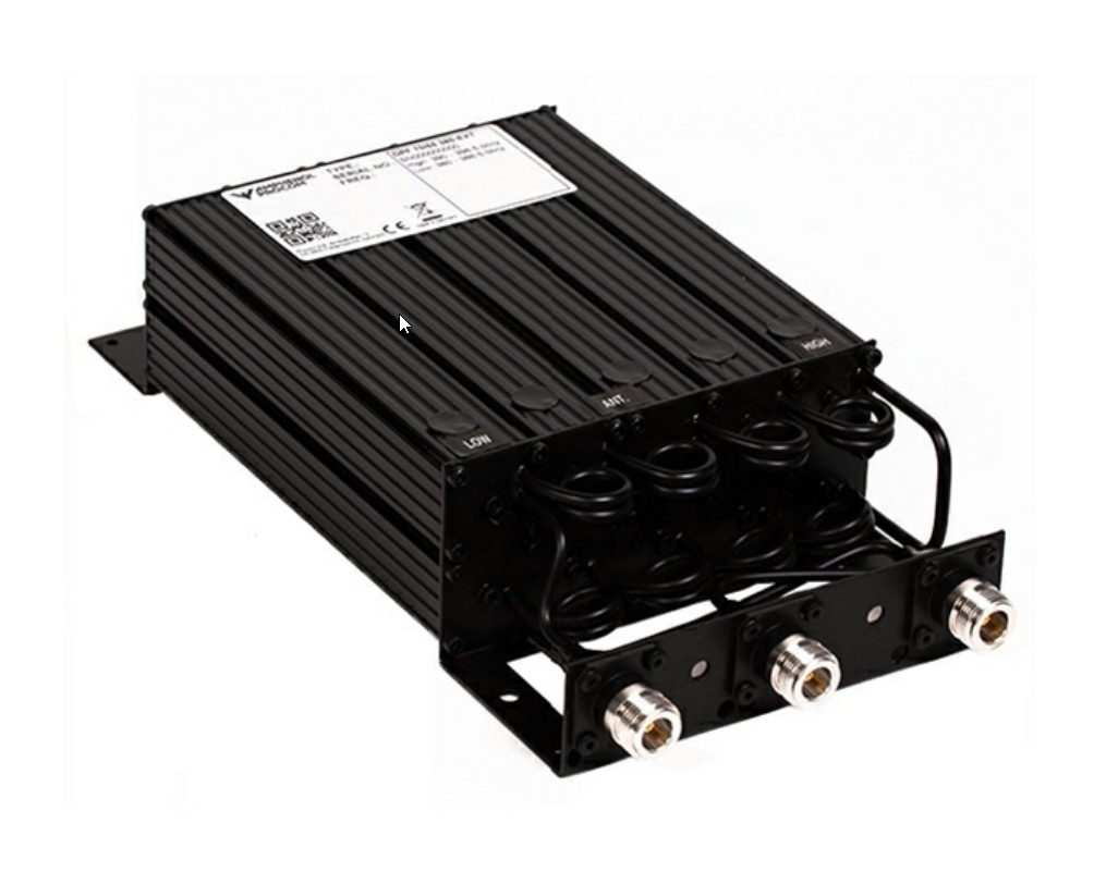 Zwarte elektronische netwerkmodule met meerdere kabelaansluitingen.