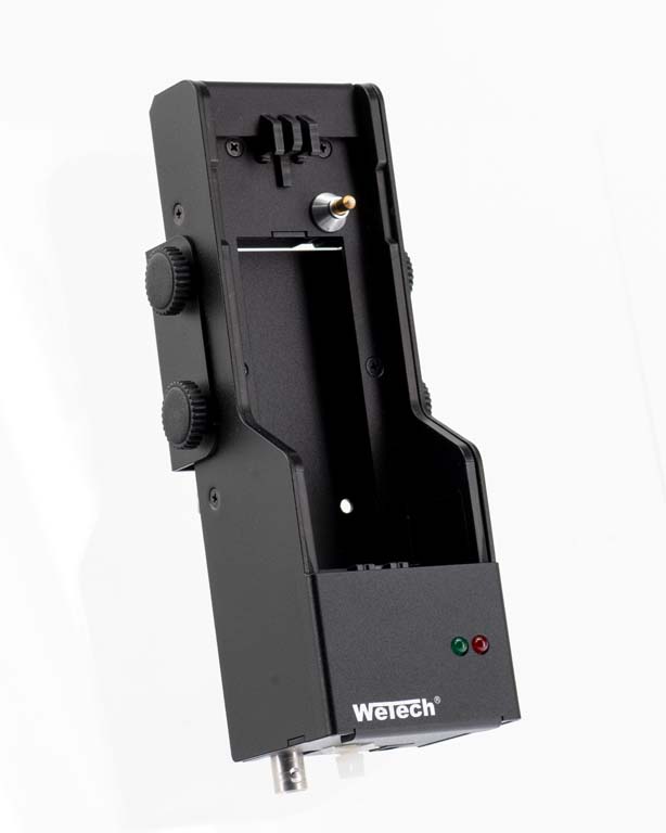 Zwart metalen behuizing met knoppen en LED-indicatoren.