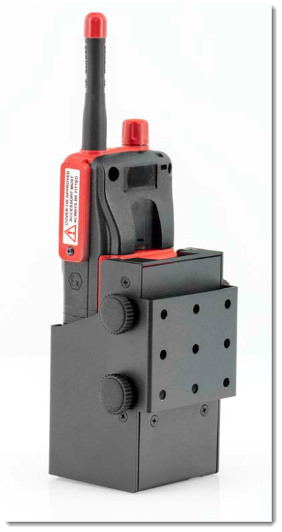 Zender rechthoekig zwart met rode antennes en knoppen.