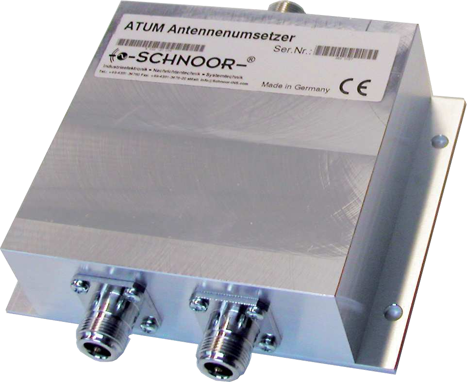 Convertisseur d'antenne ATUM argenté avec deux ports de connexion.