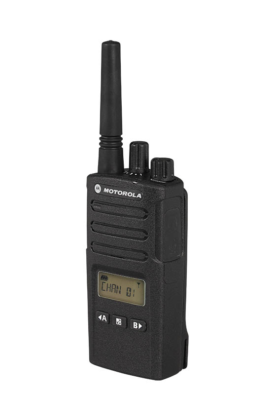 Zwarte portofoon met antenne en digitaal scherm.