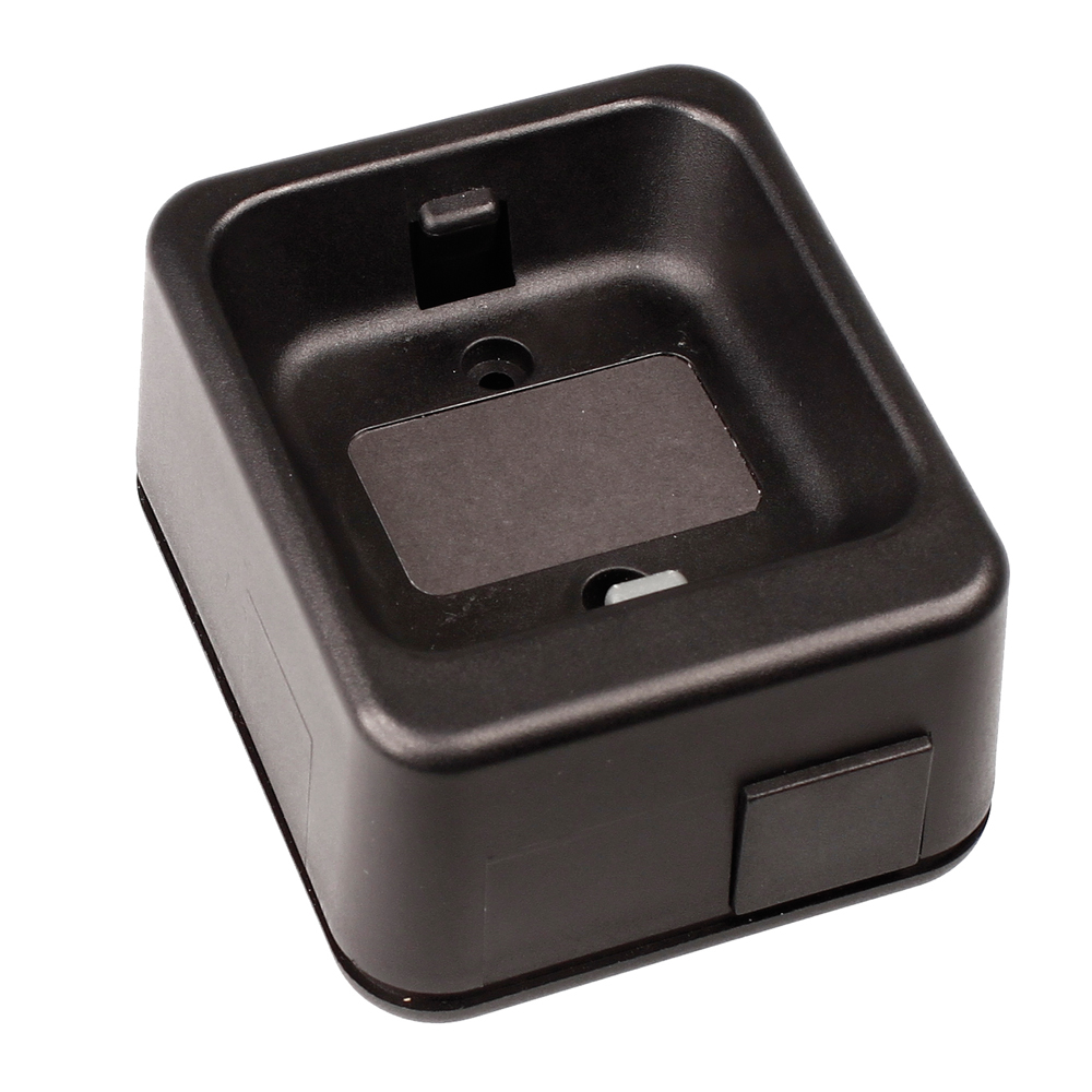 Support plastique noir avec ouverture rectangulaire et trous de fixation.