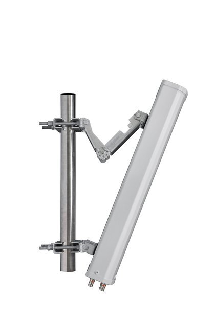 Verticale antenne gemonteerd met metalen beugel.