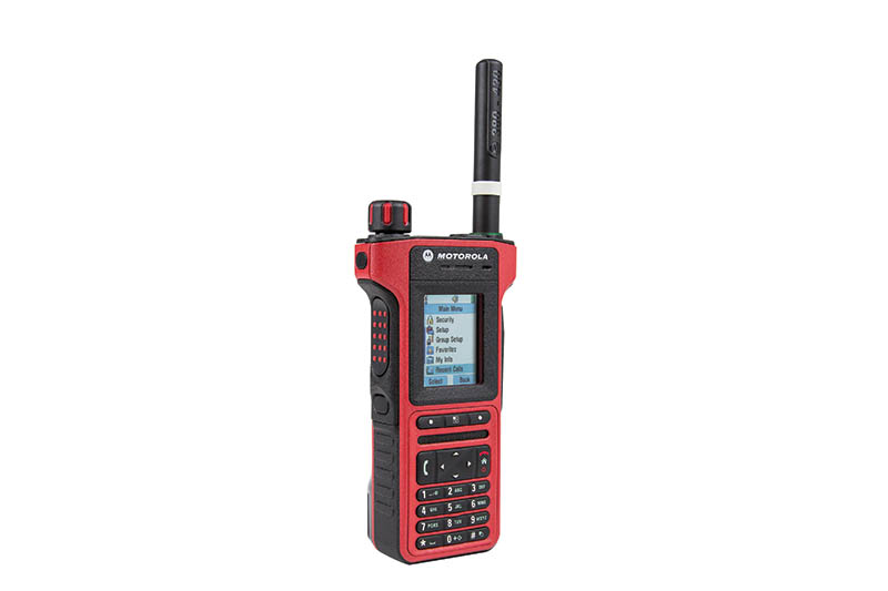 Rode radio met toetsenbord en antenne, fabrikantnaam zichtbaar.