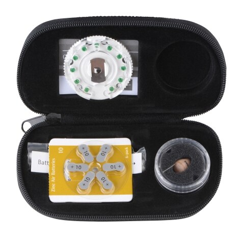 Zwarte hoes met gehoorapparaat, batterijen en accessoires.
