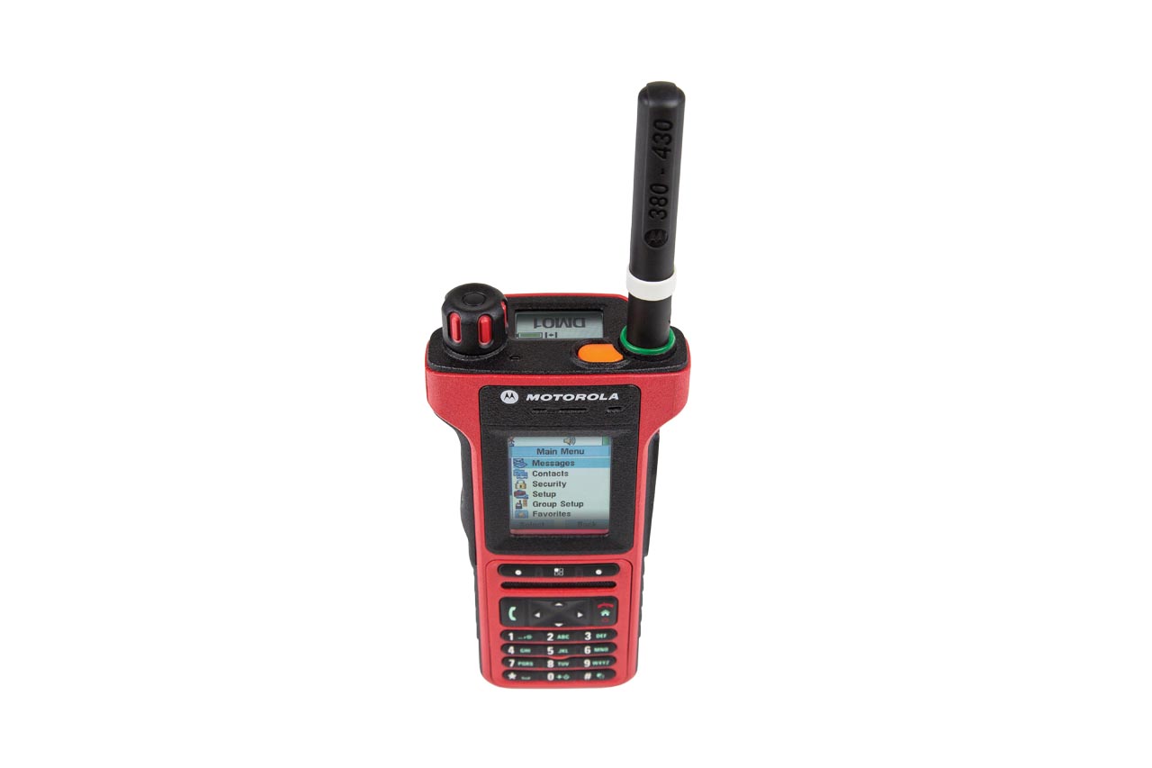 Rode Motorola handradio met antenne en display met menu-opties.