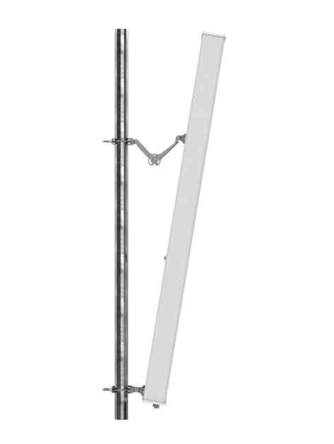 Verticale antenne gemonteerd op metalen paal.