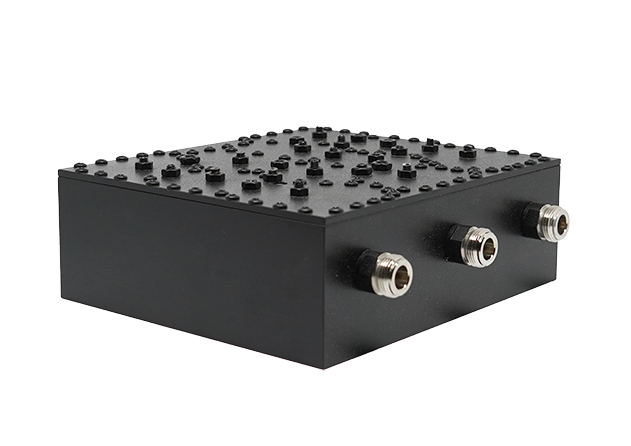 Zwarte metalen blok met drie zijkant connectors.