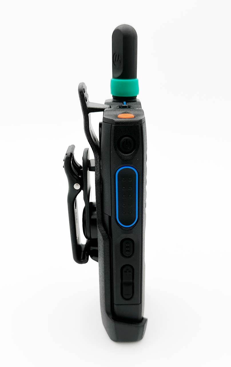 Vue latérale d'un appareil radio portable avec antenne et clips.