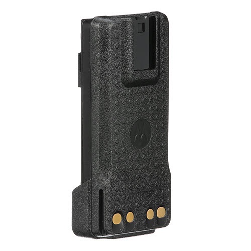 Batterie de radio noire avec trois contacts dorés.