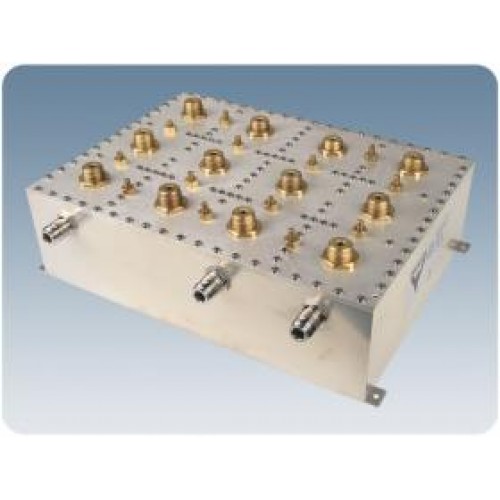 7000-00512900_pro_01.jpg Rechthoekig elektronisch onderdeel met meerdere gouden aansluitingen en stekkers.