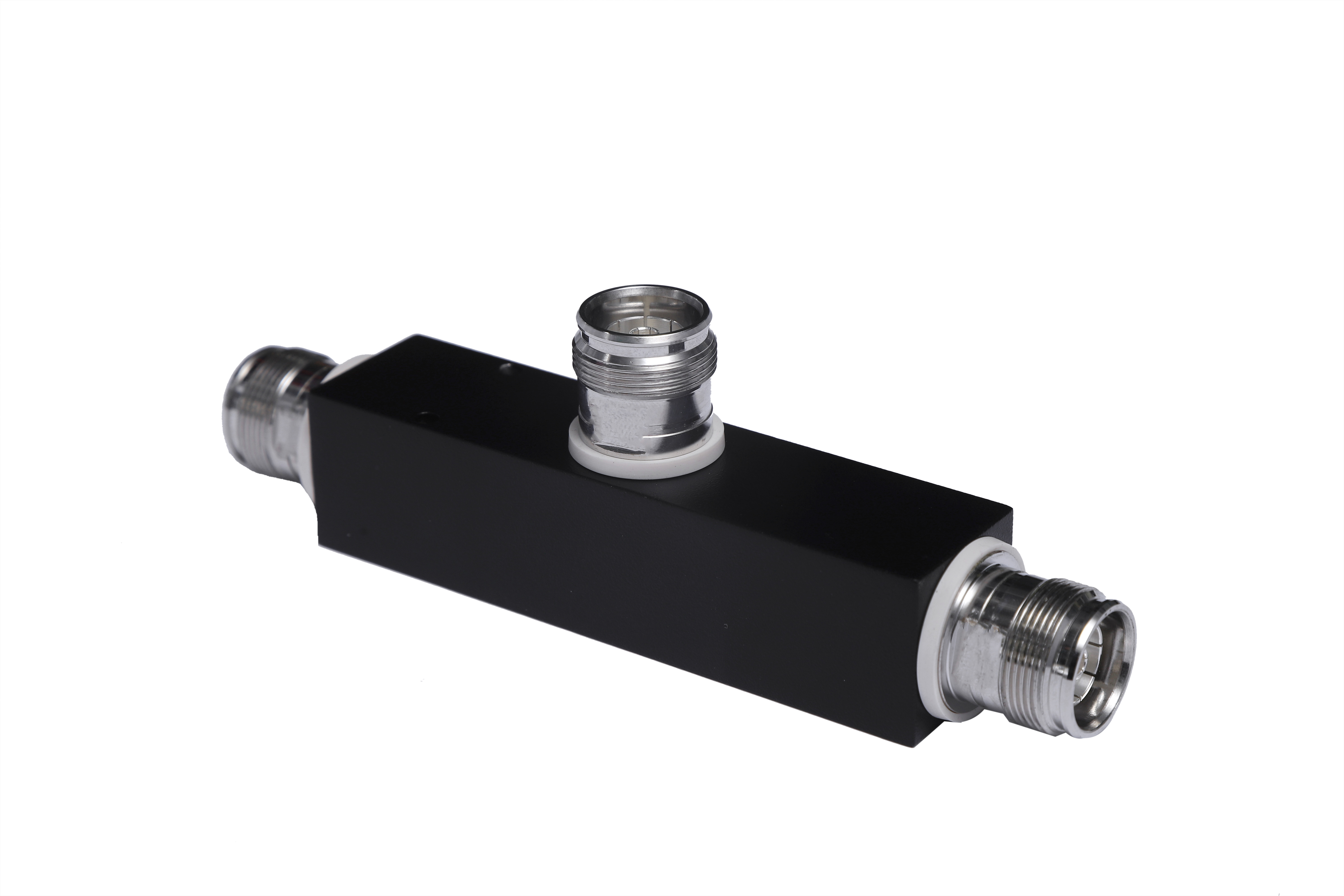 7000_00757863_RFS_01.jpg Zwarte T-verdeelkast met drie metalen aansluitingen.