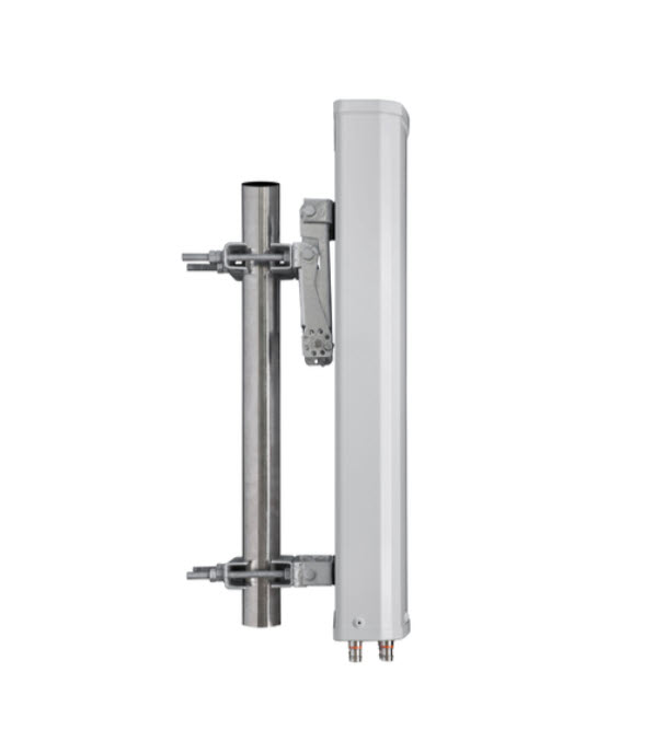 Antenne à micro-ondes avec support et connecteurs fixée à un poteau vertical.