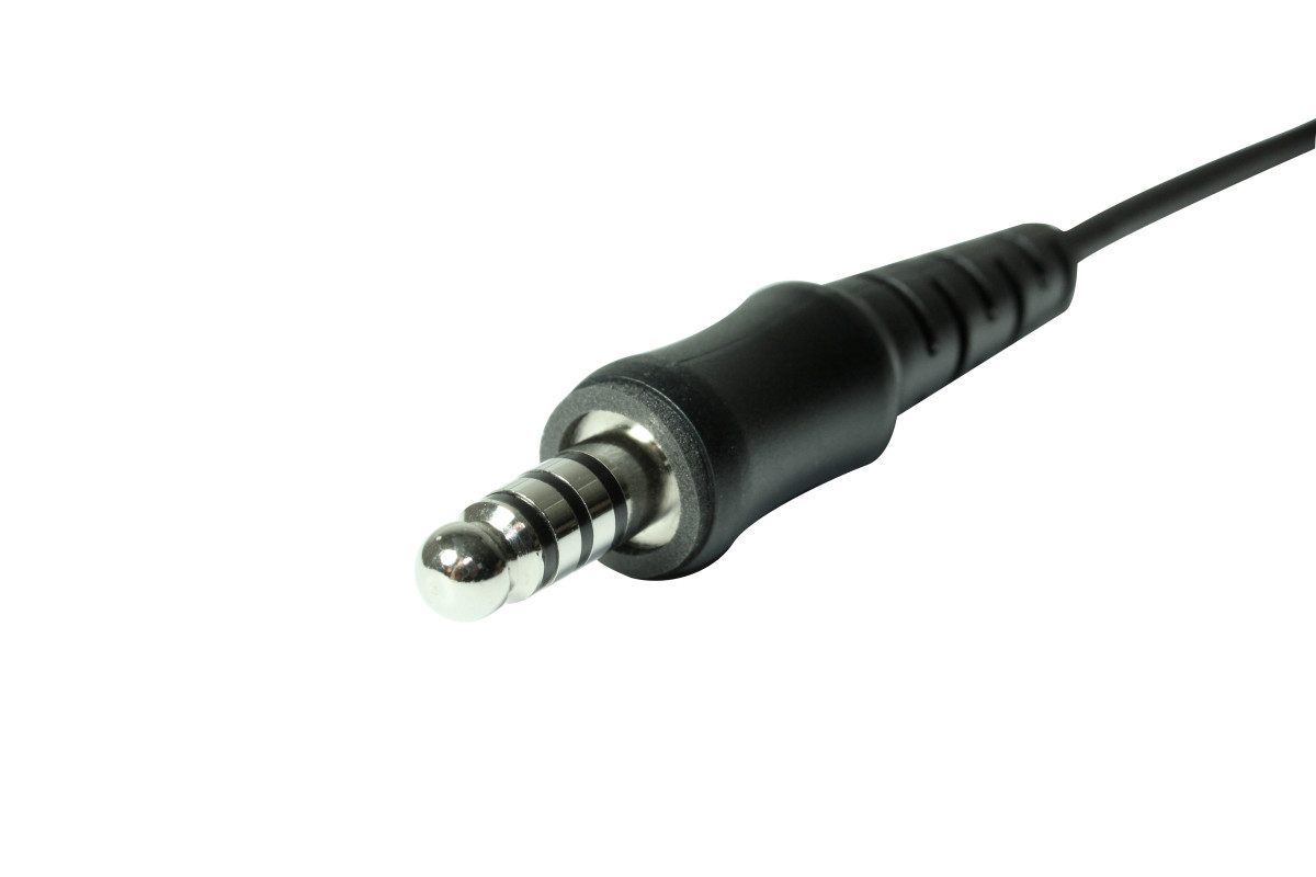 Close-up van een zwarte 2,5 mm audio kabelstekker op een witte achtergrond.