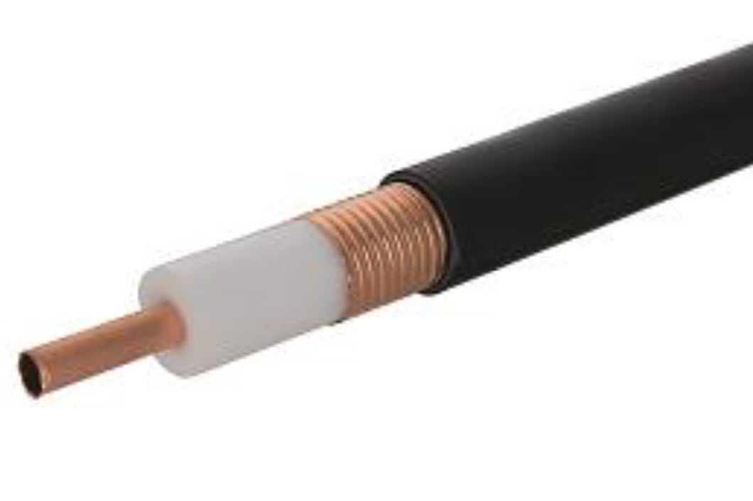 Coaxkabel met zwarte mantel, koperen geleider en witte isolator.