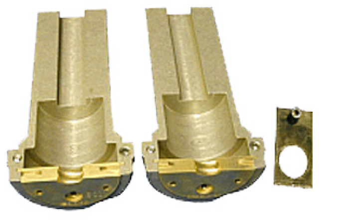 Deux bras en métal doré avec base noire, à côté d'une plaque rectangulaire avec trou.