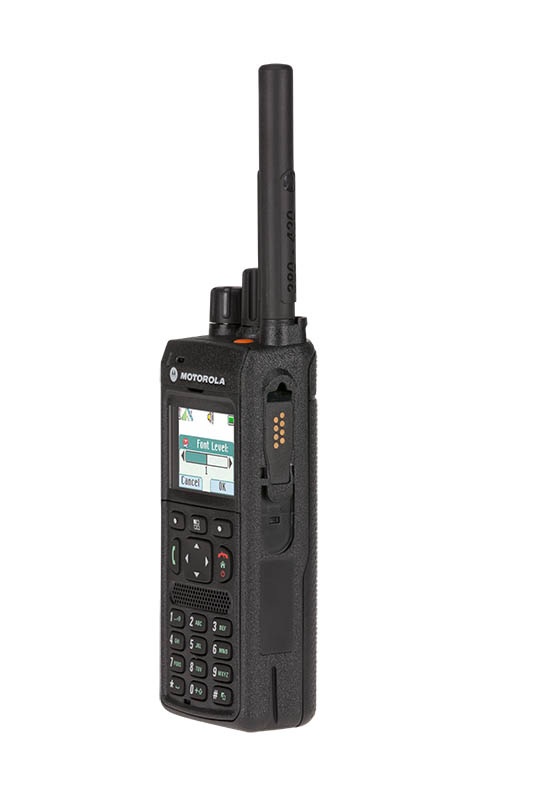 Radiotoestel met display en toetsenbord, antenne omhoog.