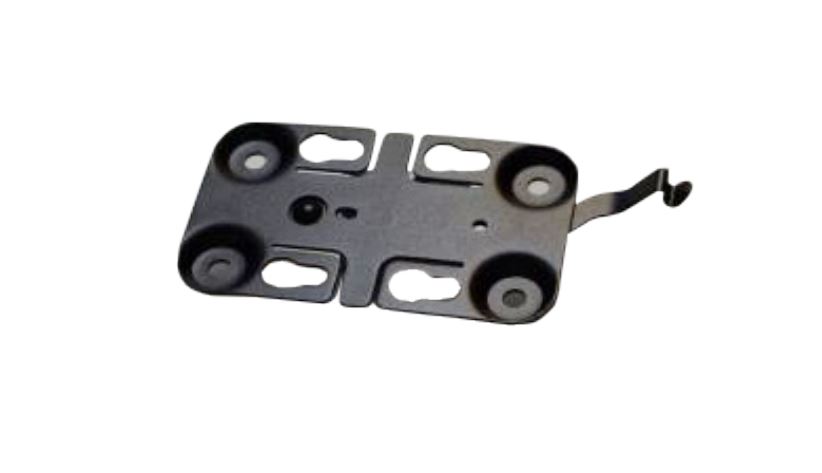Zwart metalen beugel met vier montagegaten en een haak.