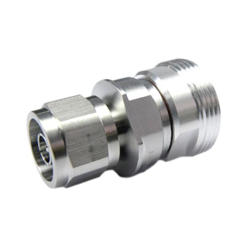 Metalen connector met schroefdraad en zeshoekig profiel.