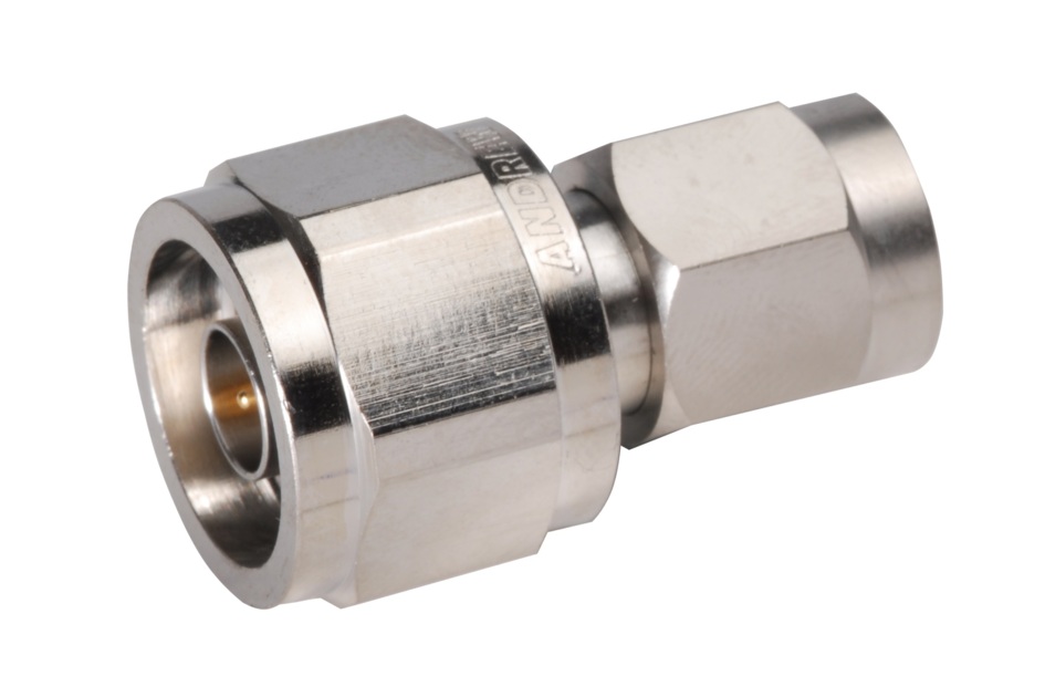 Metalen adapter met zeshoekige en cilindrische vorm.