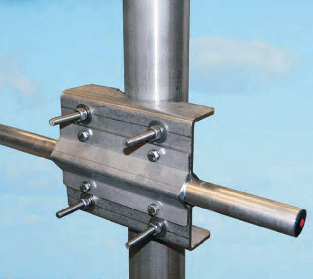 7000-00752061_pro_01.jpg Metalen verbinding met bouten op een pijp tegen een blauwe achtergrond.