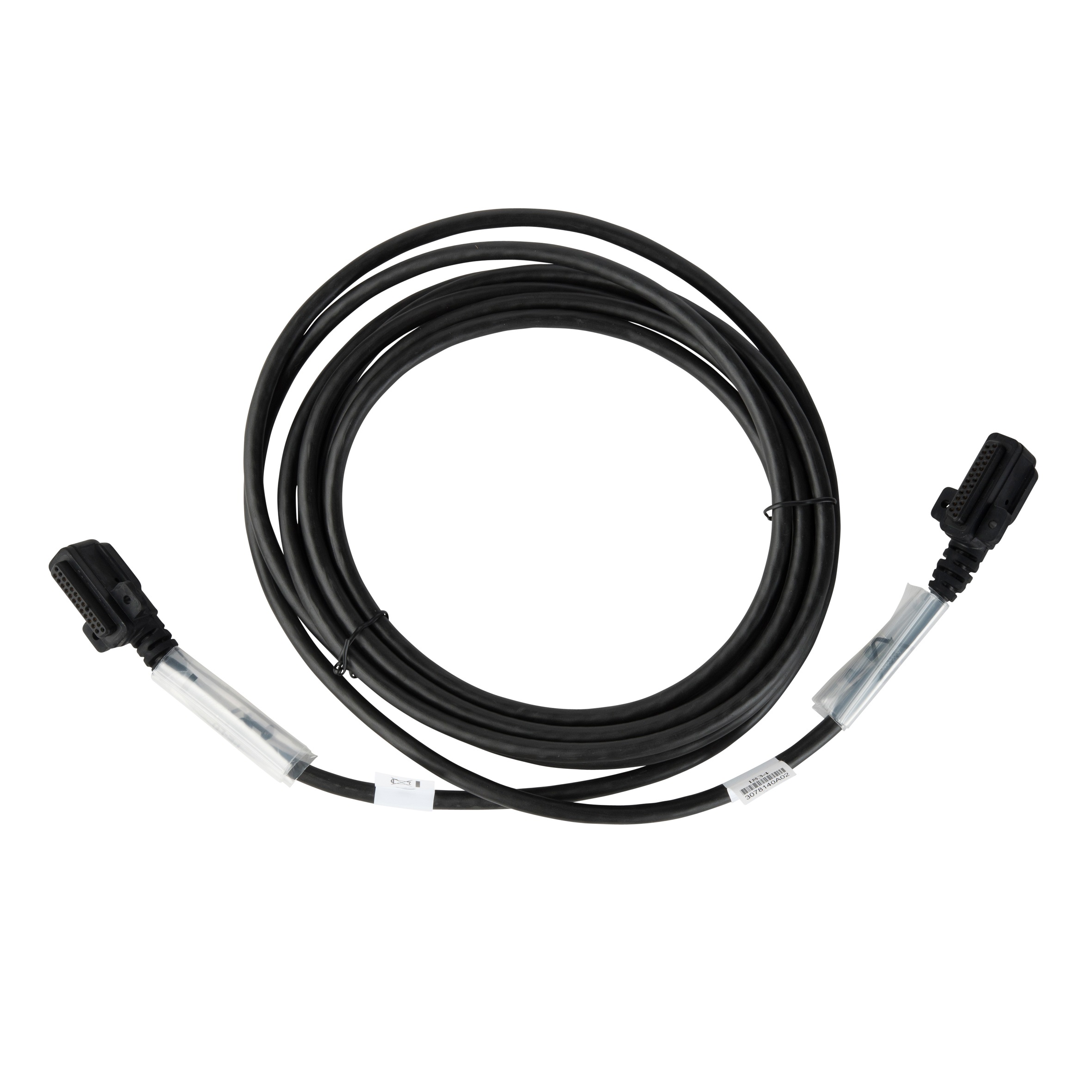 Zwart kabel met twee connectors, opgerold.
