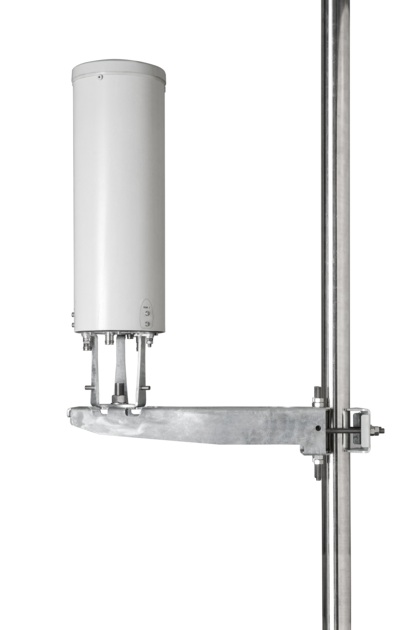 Antenne cylindrique montée sur un poteau métallique.