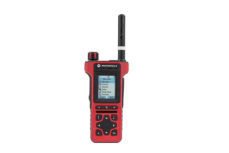 7000-00468900_mot_01.jpg Rode draagbare radio met antenne en scherm met menuweergave.