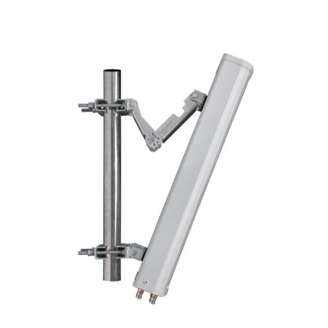 Wit-grijze antenne bevestigd aan een metalen paal met twee beugels.