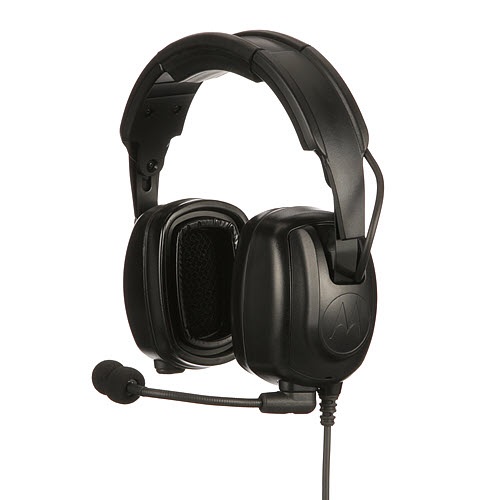 Casque noir avec micro sur bras flexible.