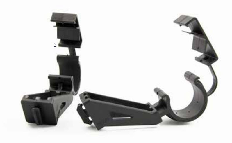 Deux supports noirs en plastique avec crochets et clips, ouverts.