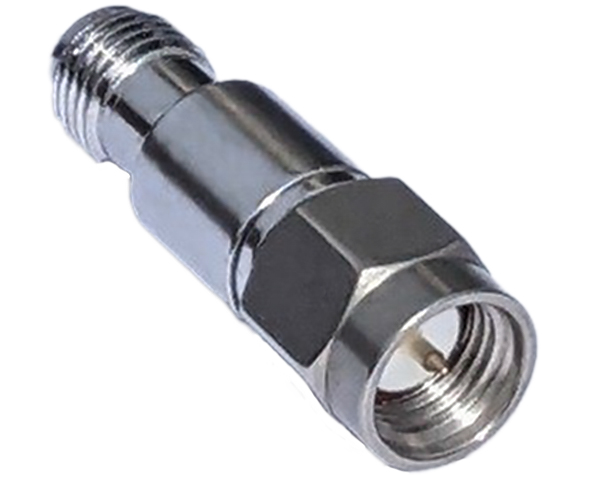 Adaptateur en métal avec filetage et écrou hexagonal.