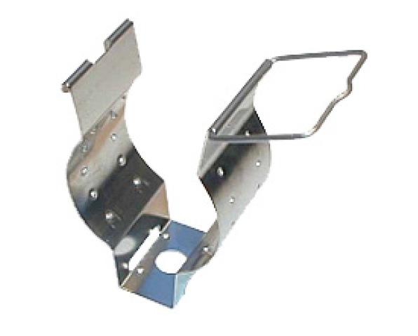 Metalen beugel met gaten en gebogen handvat.