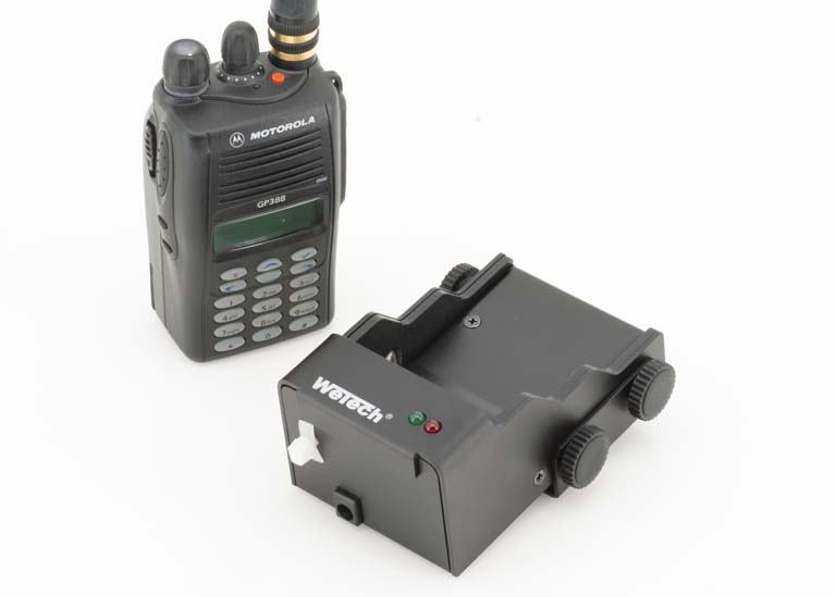 Radiotransceiver en oplader op witte achtergrond.