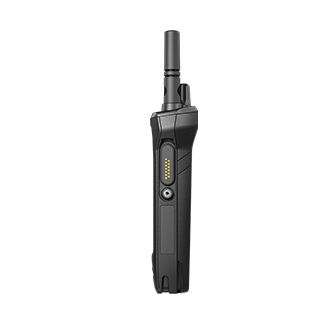 Zijaanzicht van een zwarte radio met antenne.