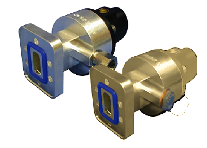 Deux composants RF métalliques avec joints bleus et connecteurs rectangulaires.