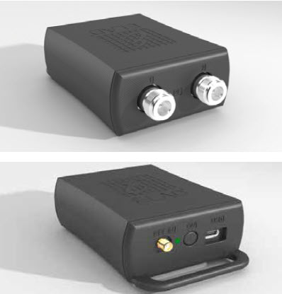7000_00757757_PRT_01.jpg Elektronisch apparaat met twee connectors bovenop en poorten achter.