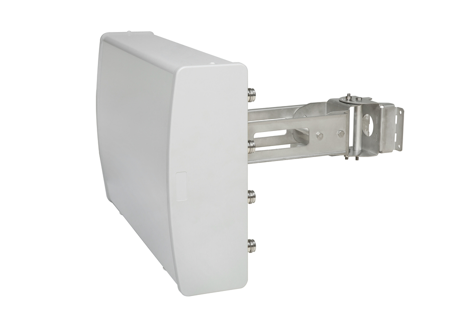 Witte antenne met metalen beugel voor wandmontage.