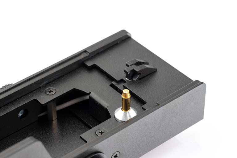 Zwart elektronisch onderdeel met metalen contact en schroeven.