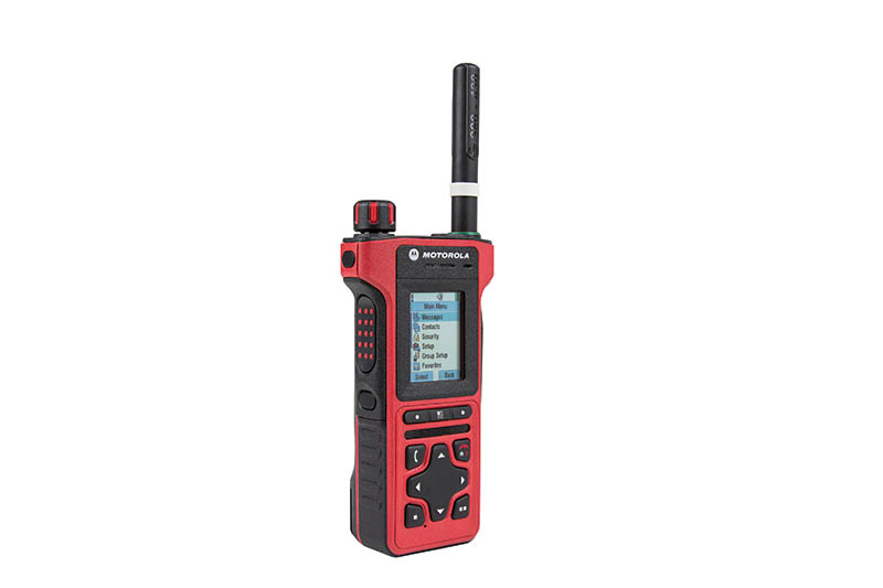 Rode handradio met antenne en displaymenu.