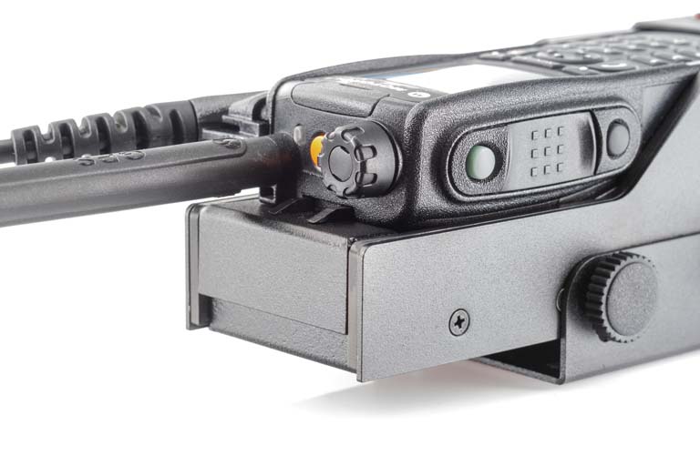 Close-up van een radioapparaat met aansluitkabels.